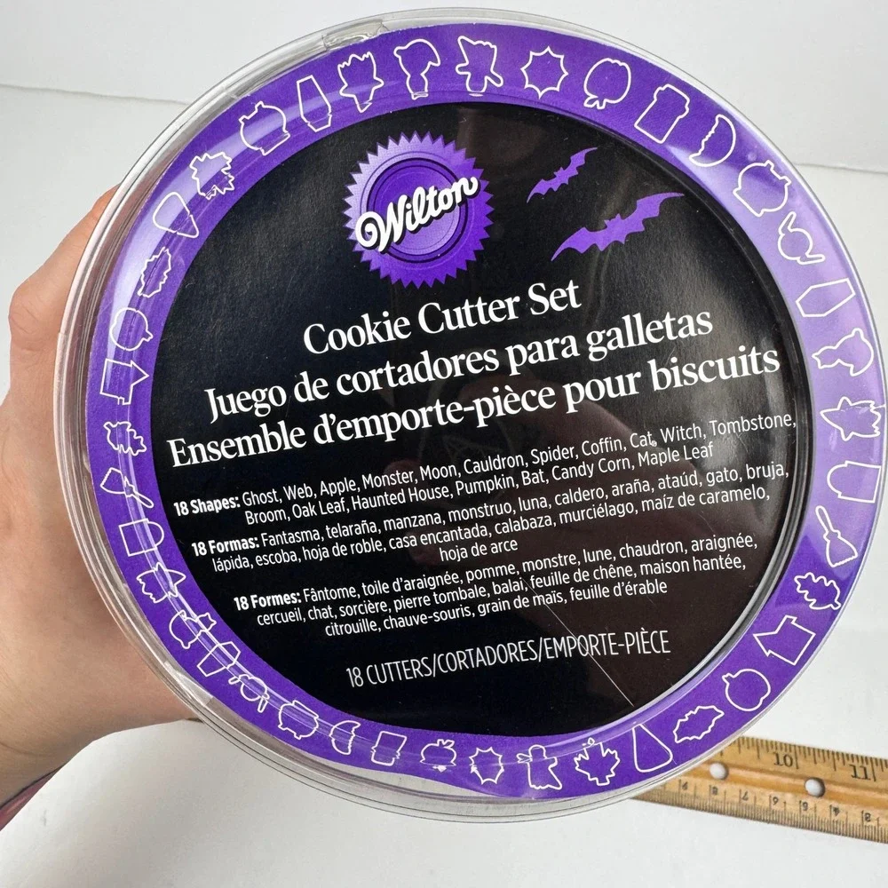 2012 Wilton Halloween Spooky Cookie Cutter Set 18 Shapes Metal Plastic Container